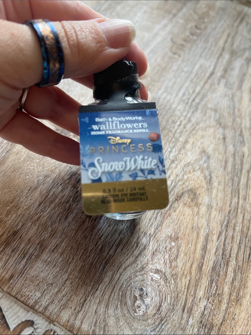 Bath & Body Works Wallflowers Refill - Snow White (blue, gold)